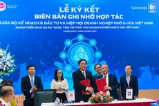 Đại diện Bộ Kế hoạch và Đầu tư và đại diện Hiệp hội Doanh nghiệp nhỏ và vừa Việt Nam ký kết hợp tác triển khai Dự án Đào tạo trực tuyến nâng tầm tri thức cho doanh nghiệp nhỏ và vừa Việt Nam