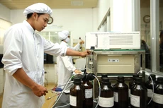 Phần lớn cơ sở vật chất và các trang thiết bị nghiên cứu và sản xuất thuốc còn thiếu, không đồng bộ, chưa tương thích với công nghệ tiên tiến. Ảnh: Nhã Chi