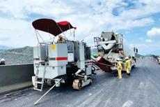 Công nhân Tập đoàn Sơn Hải thi công dải phân cách giữa cao tốc bằng thiết bị tự động. Ảnh: Nhã Chi