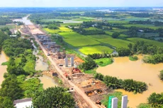 Khối lượng 10 gói thầu xây lắp chính của Dự án thành phần 1 Xây dựng đường Vành đai 3 đoạn qua TP.HCM đến nay đạt khoảng 16% giá trị hợp đồng. Ảnh: Phạm Tùng