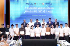 Các học viên được trao chứng nhận hoàn thành khóa đào tạo thiết kế vi mạch. Ảnh: Trương Gia