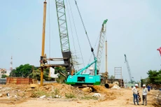 Nhà thầu thi công Dự án Vành đai 3 đoạn qua TP.HCM cho biết, hiện phải mua cát với giá 320.000 - 380.000 đồng/m3. Ảnh: Song Lê