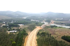 Công ty CP Tập đoàn Thuận An đang tham gia thi công Gói thầu XD02 thuộc Dự án Cải tạo, nâng cấp Quốc lộ 14E đoạn Km15+270 - Km89+700 tỉnh Quảng Nam. Ảnh: Hồ Quân