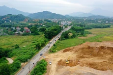 Nguyên nhân chủ yếu dẫn đến chậm giải ngân vốn đầu tư Dự án Đường từ Quốc lộ 6 đến Khu công nghiệp Nhuận Trạch, huyện Lương Sơn, tỉnh Hòa Bình là vướng mắc trong giải phóng mặt bằng. Ảnh: Lê Tiên