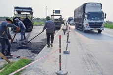 Thi công xây dựng nút giao đấu nối tạm thời có thời hạn 12 tháng tại Km1+240/phải tuyến dự án BOT cầu Thái Hà để làm đường công vụ thi công Dự án ĐT.495B