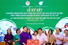 Bộ trưởng Bộ Kế hoạch và Đầu tư Nguyễn Chí Dũng cùng đại diện Hội Liên hiệp Phụ nữ Việt Nam ký kết Chương trình phối hợp công tác về hỗ trợ phụ nữ khởi nghiệp, phát triển doanh nghiệp và phát triển kinh tế tập thể giai đoạn 2024 - 2027 ngày 12/8. Ảnh: MPI 