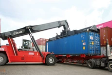 Chính phủ sẽ tiếp tục tháo gỡ khó khăn, khơi thông các điểm nghẽn về thể chế pháp lý và thực thi, góp phần hỗ trợ doanh nghiệp phục hồi và phát triển. Ảnh: Lê Tiên
