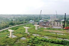 Sau khi khởi công, 2 dự án thành phần của cao tốc Cần Thơ - Cà Mau đều gặp khó khăn trong thời gian dài vì thiếu vật liệu. Ảnh: Lê Tiên