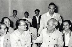 Chủ tịch Hồ Chí Minh với đại biểu trí thức dự Hội nghị Chính trị đặc biệt tháng 3/1964