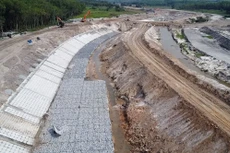 Tới đầu tháng 6/2024, khối lượng thực hiện các gói thầu 2A, 2B thuộc Dự án Nạo vét, gia cố suối Cái đạt 20% giá trị hợp đồng. Ảnh: Ngọc Tuấn