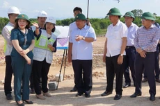 Ngày 19/5, Bộ trưởng Bộ Kế hoạch và Đầu tư Nguyễn Chí Dũng có chuyến kiểm tra thực địa tiến độ một số dự án trọng điểm trên địa bàn tỉnh Quảng Trị. Ảnh: MPI