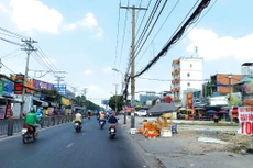 Hệ thống hạ tầng kỹ thuật chưa được di dời tại mặt bằng tuyến metro số 2 Bến Thành - Tham Lương. Ảnh: Như Nguyệt
