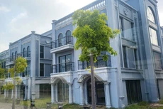 Nhà phố thương mại kết hợp nghỉ dưỡng bỏ hoang hàng loạt tại Phú Quốc (Kiên Giang). Ảnh: Hà Minh