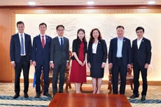 Chủ tịch UBCKNN Vũ Thị Chân Phương tiếp bà Abigail Ng đến từ Cơ quan quản lý tiền tệ Singapore