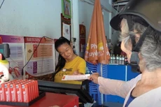 Chị Bùi Hồng Ngọc, một trong những điểm bán hàng xã hội của Vietlott tại tỉnh Vĩnh Long