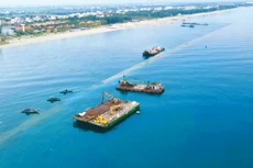 Nhà thầu thi công Dự án Kè chống xói lở khẩn cấp bờ biển từ UBND phường Cẩm An (Hội An) đến An Bàng. Ảnh: Long Phi