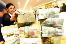 Tính đến cuối năm 2023, tăng trưởng tín dụng đạt khoảng 13,5%, thấp hơn mục tiêu 14 - 15%, song vẫn cung ứng khoảng 13,6 triệu tỷ đồng cho nền kinh tế. Ảnh: Song Lê