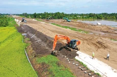 Ước tính mỗi năm, Chính phủ Việt Nam dành từ 15 - 18 tỷ USD (khoảng 7% GDP) cho phát triển hạ tầng trong tổng nhu cầu đầu tư hàng năm từ 25 - 30 tỷ USD. Ảnh: Lê Tiên