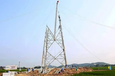 Tại Dự án Đường dây 500kV mạch 3 từ Quảng Trạch - Phố Nối, các nhà thầu đã bàn giao 221/1.177 cột thép, trong đó hoàn thành lắp dựng 79 cột. Ảnh minh họa: Tiến Dũng