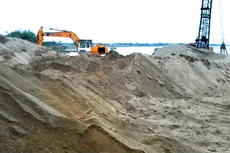 Ba mỏ cát tại Hà Nội được đưa ra đấu giá từ tháng 11/2023, tổng giá trúng đấu giá là gần 1.700 tỷ đồng. Ảnh: St