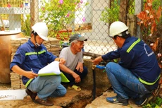 Nhân viên Xí nghiệp Cấp nước Cần Giờ lắp đặt đồng hồ cấp nước sạch tận nhà cho người dân xã Tam Thôn Hiệp, huyện Cần Giờ