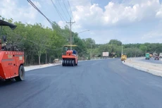 Gói thầu Thi công xây dựng đoạn 2 thuộc Dự án Nâng cấp, mở rộng đường ĐT.746 còn vướng hệ thống lưới điện. Ảnh: Ngọc Tuấn