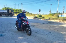 Hạ tầng giao thông tại Khu kinh tế Dung Quất đã xuống cấp. Ảnh: Minh Nguyệt
