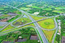 Bộ Tài chính cho biết, nhu cầu đầu tư xây dựng các công trình kết cấu hạ tầng có tính chất liên vùng, liên tỉnh là rất lớn. Ảnh: Lê Tiên