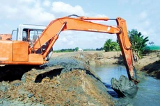 Gói thầu Chi phí giám sát thi công xây dựng thuộc Dự án Đường cặp kênh Ba Sa (Long An) yêu cầu hàng chục kỹ sư chuyên ngành xây dựng cầu đường. Ảnh minh họa: Song Lê