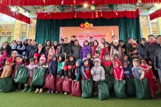 Đoàn thiện nguyện trao quà cho 400 cháu mầm non của Trường mầm non số 1, số 2 xã Lùng Thẩn, huyện Si Ma Cai, tỉnh Lào Cai
