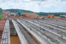 Kế hoạch đầu tư vốn ngân sách nhà nước năm 2024 bố trí cho Dự án Tuyến giao thông phía Tây Quốc lộ 13 kết nối Chơn Thành - Hoa Lư là 455 tỷ đồng. Ảnh minh họa: Song Lê