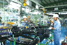 Tăng trưởng GDP năm 2024 được dự báo tích cực nhờ sự cải thiện đồng bộ của các động lực sản xuất, tiêu dùng và đầu tư. Ảnh: Lê Tiên