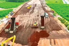 Liên danh nhà thầu xây dựng Dự án thành phần 3 Cao tốc Biên Hòa - Vũng Tàu đang đồng loạt triển khai thi công với hơn 15 mũi thi công, khoảng 225 thiết bị và 415 nhân sự. Ảnh: Ngọc Giang