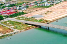 Gói thầu số 10 Xây lắp công trình thuộc Dự án Đường và kè nối từ cầu Nhật Lệ 2 đến Khu neo đậu tránh trú bão và hậu cần nghề cá, TP. Đồng Hới, Quảng Bình đã chọn được nhà thầu. Ảnh: Lê Tiên