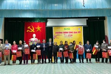 Thái Bình: Báo Đấu thầu trao 300 suất quà Tết cho các hộ nghèo huyện Vũ Thư