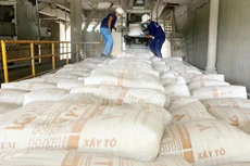 Giá xi măng tiếp tục giảm để đẩy mạnh tiêu thụ. Ảnh: Nhã Chi