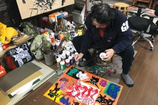 Họa sĩ Lê Trí Dũng vẽ tranh con giáp