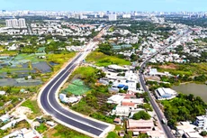 Dự án Xây dựng đường song hành Quốc lộ 50 còn vướng nhiều hộ dân chưa bàn giao mặt bằng. Ảnh: Minh Hoàng