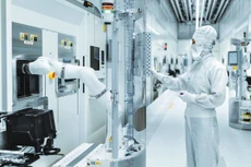 Tiến nhanh trên đường đua đón “đại bàng” công nghệ