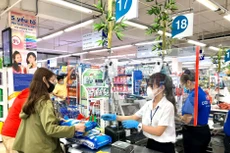 Một số siêu thị tại TP.HCM đã lắp thêm tấm chắn trước quầy thu ngân để đảm bảo an toàn tối đa cho khách hàng