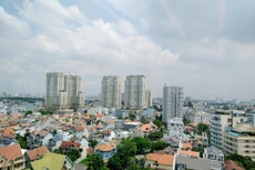 Các doanh nghiệp và người mua nhà chỉ mong được sớm được nhận “sổ hồng”. Ảnh: Ngô Ngãi.