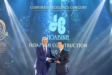 Ông Lê Viết Hải, Chủ tịch HĐQT Tập đoàn Xây dựng Hòa Bình, đại diện Công ty nhận giải Doanh nghiệp xuất sắc Châu Á