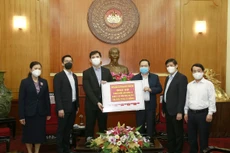 Đại diện CapitaLand Việt Nam trao chứng nhận tài trợ cho đại diện Ủy ban Trung ương Mặt trận Tổ quốc Việt Nam và Bộ Y tế vào ngày 7/4/2020