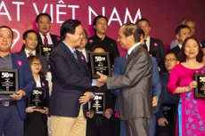 Ông Bùi Quang Anh Vũ - Tổng Giám đốc Công ty Cổ phần Bất động sản Phát Đạt nhận giải thưởng “50 Công ty Kinh doanh Hiệu quả nhất Việt Nam 2019”