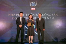 Đại diện Tập đoàn Novaland nhận giải thưởng Nhà phát triển bất động sản đô thị tiêu biểu Việt Nam 2019