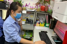 Nhân viên Co.opmart tiếp nhận đơn hàng qua điện thoại