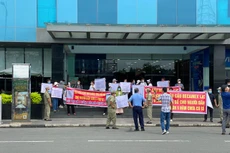 Nhiều khách hàng đã kéo đến “đại bản doanh” của Becamex IDC (Công ty mẹ của Becamex IJC) ở Tòa nhà Becamex Tower căng băng rôn đòi "sổ đỏ"