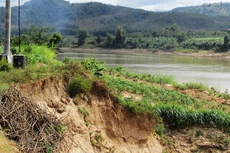 Dự án Kè chống sạt lở bờ sông Đăk Bla đoạn qua làng Plei Đôn và làng Kon Rờ Bàng do nhà thầu là Công ty CP Trường Long thực hiện chậm tiến độ 7,5 năm. Ảnh: Internet