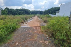 Bằng việc hiến đất làm đường, chuyển mục đích và tách thửa, chuyển nhượng nêu trên, các trường hợp này đã dễ dàng thực hiện được dự án khu dân cư mà không phải thông qua bất cứ thủ tục nào như việc xin một dự án bình thường. Ảnh: Bảo Tín