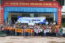 Tập đoàn Xây dựng Hòa Bình trao tặng 100 tủ sách cho các trường gặp khó khăn trên cả nước